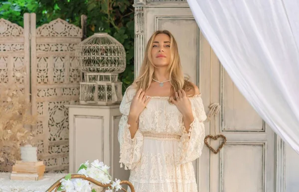 Dantelli, kayısı desenli elbisesi olan sarışın güzel bir kadın. Düğün ve akşam elbisesi konsepti