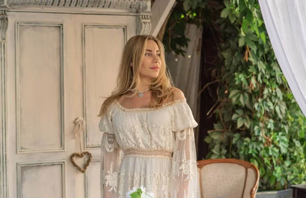 Dantelli, kayısı desenli elbisesi olan sarışın güzel bir kadın. Düğün ve akşam elbisesi konsepti