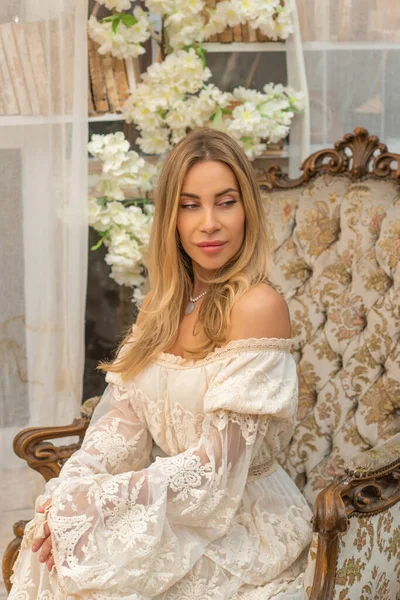 Dantelli, kayısı desenli elbisesi olan sarışın güzel bir kadın. Düğün ve akşam elbisesi konsepti