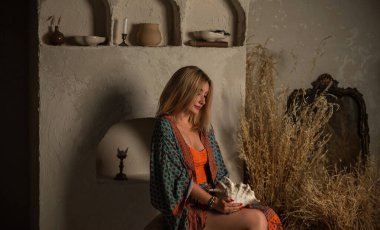 Doğal kadın güzelliği, plastiksiz. Kadın var. Kadınsı enerji kavramı