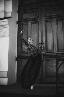 Şehirdeki genç balerin. Dans kavramı, aktivite. Güzel sarı saçlı Avrupalı balerin kız.