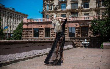 Şehirdeki genç balerin. Dans kavramı, aktivite. Güzel sarı saçlı Avrupalı balerin kız.