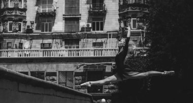 Şehirdeki genç balerin. Dans kavramı, aktivite. Güzel sarı saçlı Avrupalı balerin kız.