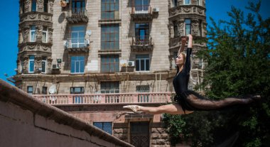 Şehirdeki genç balerin. Dans kavramı, aktivite. Güzel sarı saçlı Avrupalı balerin kız.