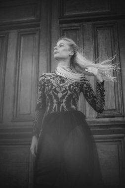 Şehirdeki genç balerin. Dans kavramı, aktivite. Güzel sarı saçlı Avrupalı balerin kız.