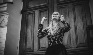 Şehirdeki genç balerin. Dans kavramı, aktivite. Güzel sarı saçlı Avrupalı balerin kız.