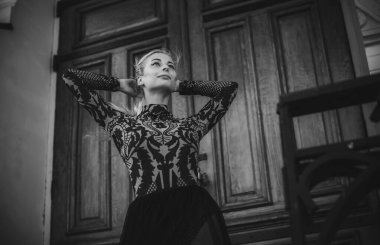 Şehirdeki genç balerin. Dans kavramı, aktivite. Güzel sarı saçlı Avrupalı balerin kız.