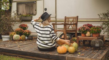 Açık hava atmosferik yaşam tarzı. Genç, güzel Avrupalı melez bir kadının portresi. Sıcak sonbahar