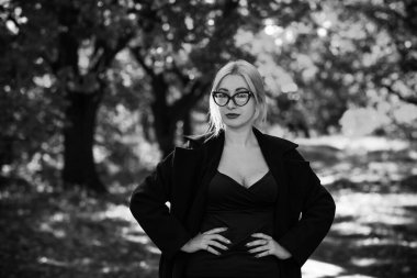 Açık hava atmosferik yaşam tarzı. Genç, güzel Avrupalı melez bir kadının portresi. Sıcak sonbahar