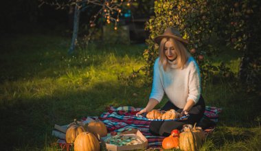 Açık hava atmosferik yaşam tarzı. Genç, güzel Avrupalı melez bir kadının portresi. Sıcak sonbahar