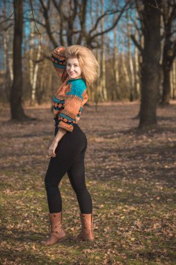 Açık hava atmosferik yaşam tarzı. Genç, güzel Avrupalı melez bir kadının portresi. Sıcak sonbahar