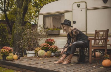 Açık hava atmosferik yaşam tarzı. Genç, güzel Avrupalı melez bir kadının portresi. Sıcak sonbahar