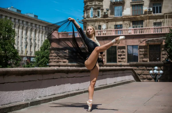 Młoda Tancerka Baletowa Mieście Koncepcja Tańców Aktywności Miło Blondynka Włosy — Zdjęcie stockowe