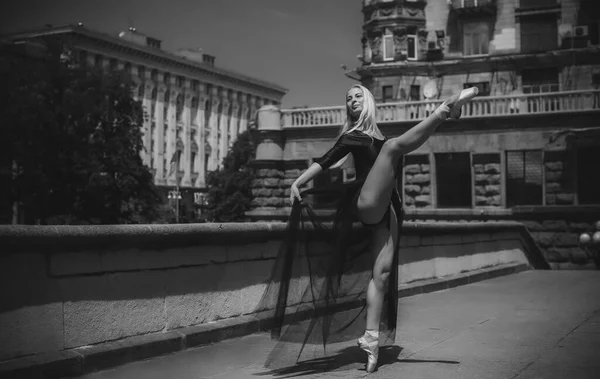 Mladý Baletní Tanečník Městě Pojem Tance Aktivita Hezké Blond Vlasy — Stock fotografie