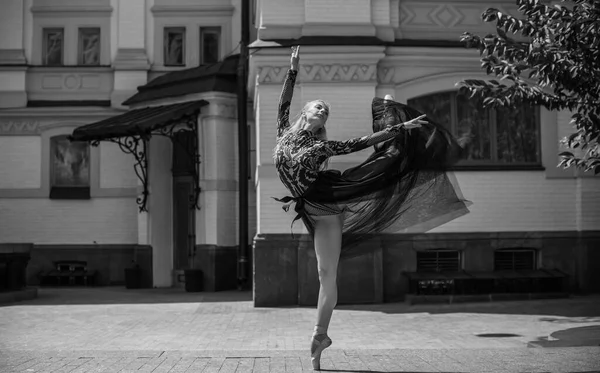年轻的芭蕾舞演员在城市 舞蹈的概念 漂亮的金发欧洲芭蕾舞女 — 图库照片