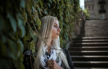 Siyah elbiseli genç cadı, cadılar bayramı konsepti, parti fikirleri, koyu renk gotik giysili mükemmel kadın.