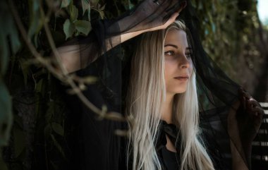 Siyah elbiseli genç cadı, cadılar bayramı konsepti, parti fikirleri, koyu renk gotik giysili mükemmel kadın.