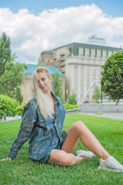 Genç Avrupalı kız öğrenci, sarışın kız, gençlik hayatı. Şehirde portre