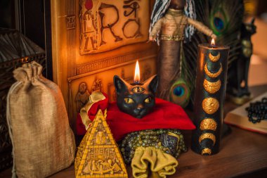 Mihrapta mum yanar, mumlar arasında sihir, temiz negatif enerji, cadı kavramı.