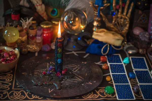 Quemaduras Velas Altar Magia Entre Velas Energía Negativa Limpia Concepto — Foto de Stock