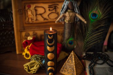 Mihrapta mum yanar, mumlar arasında sihir, temiz negatif enerji, cadı kavramı.