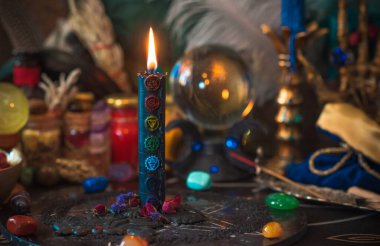 Mihrapta mum yanar, mumlar arasında sihir, temiz negatif enerji, cadı kavramı.