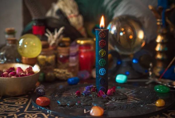 Lilin Terbakar Altar Sihir Antara Lilin Bersih Energi Negatif Konsep — Stok Foto