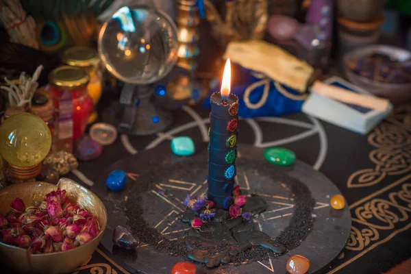 ろうそくは祭壇の上で燃える ろうそくの間で魔法 負のエネルギーをきれいに ウィッカの概念 — ストック写真