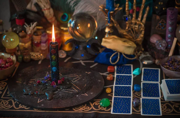 Свечи Горят Алтаре Магия Среди Свечей Чистая Негативная Энергия Концепция — стоковое фото