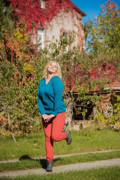Atmosferyczny Portret Plenerowy Pięknej Europejki Ciepły Jesienny Kolorowy Portret Słoneczny — Zdjęcie stockowe