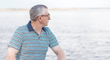 Olgun bir adamın yaşam tarzı 55-60 'lar, gerçek hayattan fotoğraflar. Yaşlılar açık havada psikoloji portresi