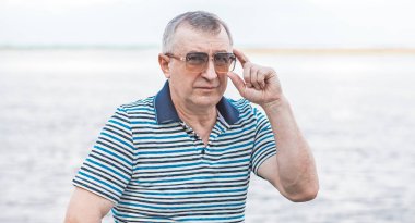 Olgun bir adamın yaşam tarzı 55-60 'lar, gerçek hayattan fotoğraflar. Yaşlılar açık havada psikoloji portresi