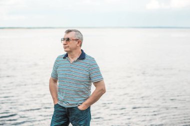 Olgun bir adamın yaşam tarzı 55-60 'lar, gerçek hayattan fotoğraflar. Yaşlılar açık havada psikoloji portresi