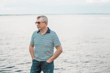 Olgun bir adamın yaşam tarzı 55-60 'lar, gerçek hayattan fotoğraflar. Yaşlılar açık havada psikoloji portresi