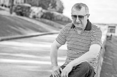 Olgun bir adamın yaşam tarzı 55-60 'lar, gerçek hayattan fotoğraflar. Yaşlılar açık havada psikoloji portresi