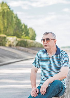 Olgun bir adamın yaşam tarzı 55-60 'lar, gerçek hayattan fotoğraflar. Yaşlılar açık havada psikoloji portresi