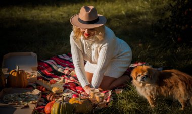 Açık hava atmosferik yaşam tarzı portresi. Büyük boy, güzel Avrupalı bir bayan. Güneşli bir günde ılık bir sonbahar portresi