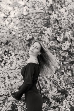 Çekici Avrupalı sarışın kadın portresi. Yumuşak elbiseli, seksi enerjili. Güzel bayan, şehvetli konsept