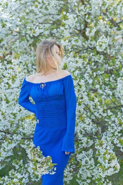 Çekici Avrupalı sarışın kadın portresi. Yumuşak elbiseli, seksi enerjili. Güzel bayan, şehvetli konsept