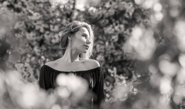 Çekici Avrupalı sarışın kadın portresi. Yumuşak elbiseli, seksi enerjili. Güzel bayan, şehvetli konsept