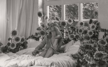 Hippi tarzı, sarı elbiseli kadın, modaya uygun bohem ayrıntıları.