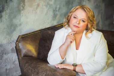 Olgun modaya uygun bir iş kadını. Orta yaşlı ve takım elbiseli hoş bir bayan. Tombul kadın yaşam tarzı