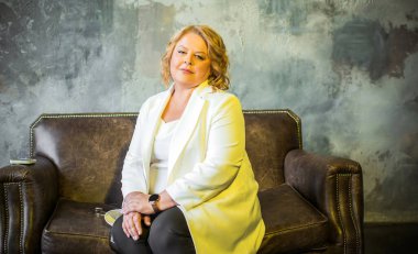 Artı beyaz ceketli olgun Avrupalı kadın. İş stili, orta yaşlı işçilerin çizimi