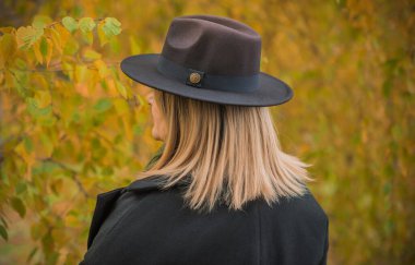 Sıcak sonbahar havasında, olgun, modaya uygun bir kadın. Orta yaşlı, güzel bir bayan. Tombul kadın yaşam tarzı