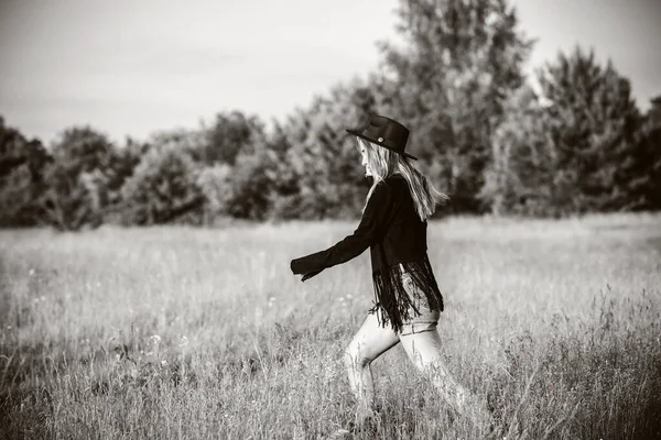 Amerikanisches Cowgirl Country Stil Nette Junge Frau Stilvoll Gekleidet Feld — Stockfoto