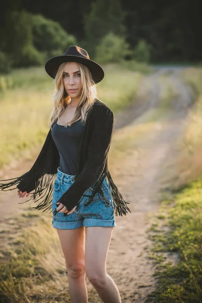 乡村风格的美国女牛仔 漂亮的年轻女人穿着田里的衣服 — 图库照片