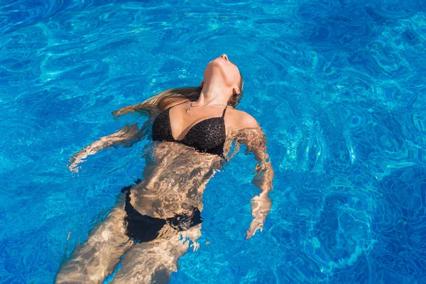 Niza Relajarse Complejo Tropical Concepto Vacaciones Mujer Bonita Descanso Piscina — Foto de Stock