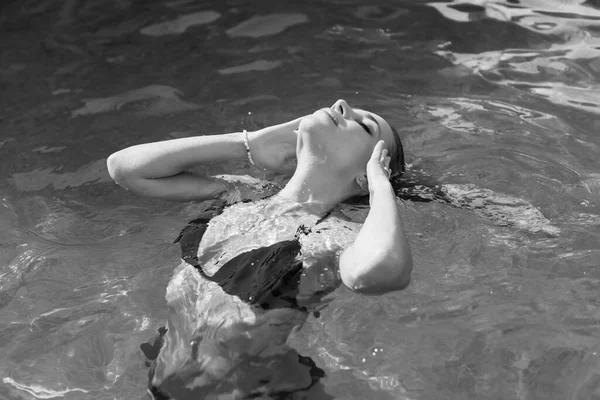 在热带度假胜地好好放松一下 度假的概念 在阳光下在游泳池休息的漂亮女人 — 图库照片