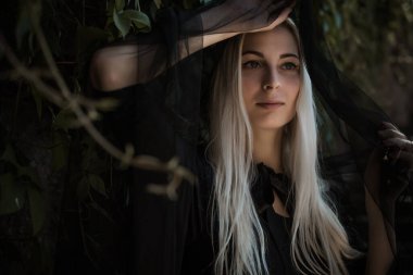 Siyahlı kadın, keder, karanlık ruh hali, melankoli ve depresyon konsepti, kadın siyah giysi.