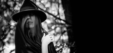 Siyahlı kadın, keder, karanlık ruh hali, melankoli ve depresyon konsepti, kadın siyah giysi.